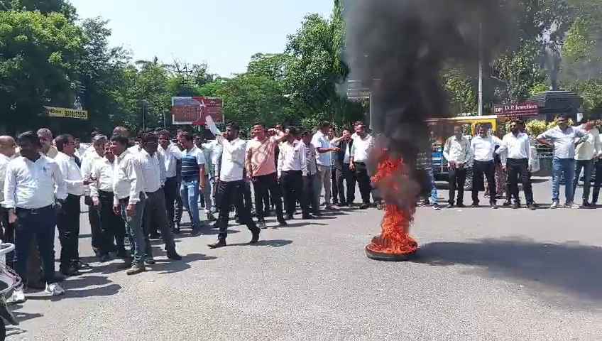 उदयपुर न्यूज़: न्यायाधीश संवर्ग भर्ती परीक्षा रद्द करने की मांग, अधिवक्ताओं का प्रदर्शन
