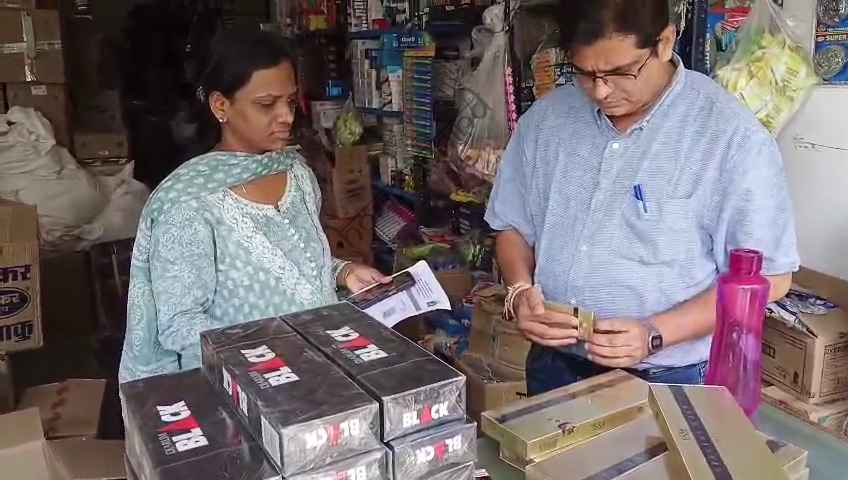 उदयपुर न्यूज़: दो प्रतिष्ठानों पर छापा मारकर विदेशी सिगरेट के 50 से अधिक पैकेट और 6 हजार अन्य सिगरेट जब्त