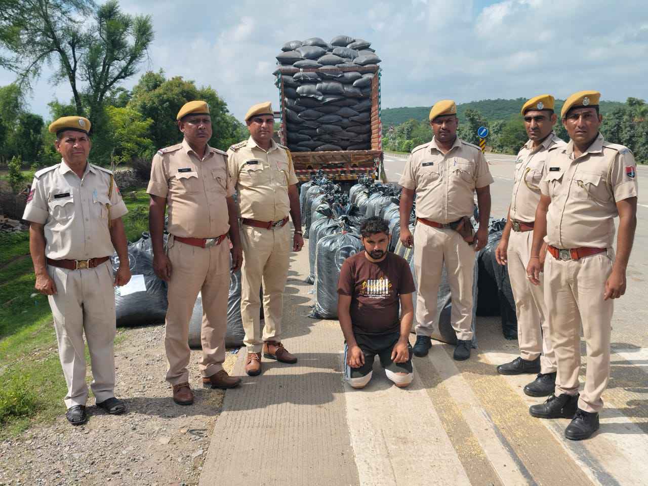 उदयपुर न्यूज़: सोयाबीन के छिलकों और सब्जी के कैरेट की आड़ में 37 क्विंटल अवैध डोडा चूरा जब्त, आरोपी गिरफ्तार