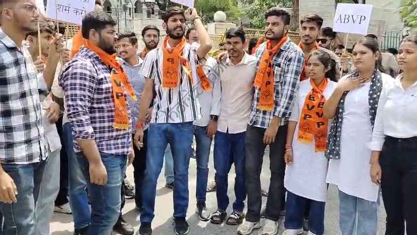 उदयपुर न्यूज़: एमएलएसयू कुलपति ने औरंगजेब को कुशल प्रशासक बताया, एबीवीपी का धरना प्रदर्शन