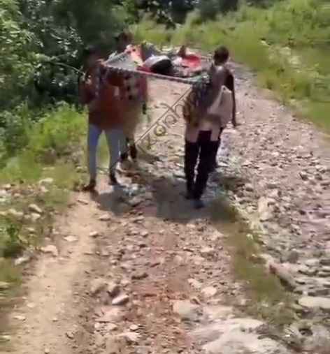 उदयपुर न्यूज़: सिस्टम की सड़कों से दूर ज़िंदगी की जद्दोजहद, खाट पर मरीज, कंधों पर जिम्मेदारी