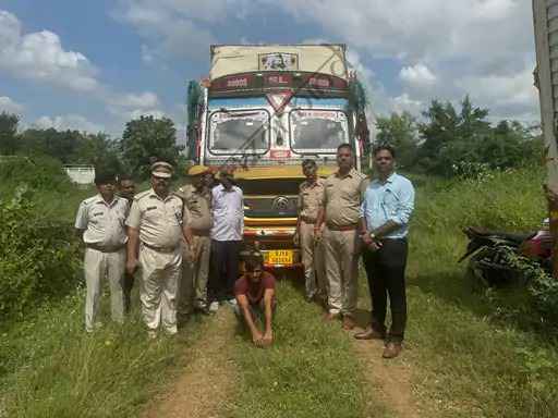 उदयपुर न्यूज़: 20 लाख की अवैध शराब से भरा कंटेनर पकड़ा, पेपर रोल की आड़ में होनी थी सप्लाई