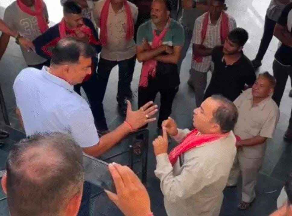 उदयपुर न्यूज़: स्कूल बस ने पैदल चलते वृद्ध को मारी टक्कर, मौत, शव को स्कूल के बाहर प्रदर्शन