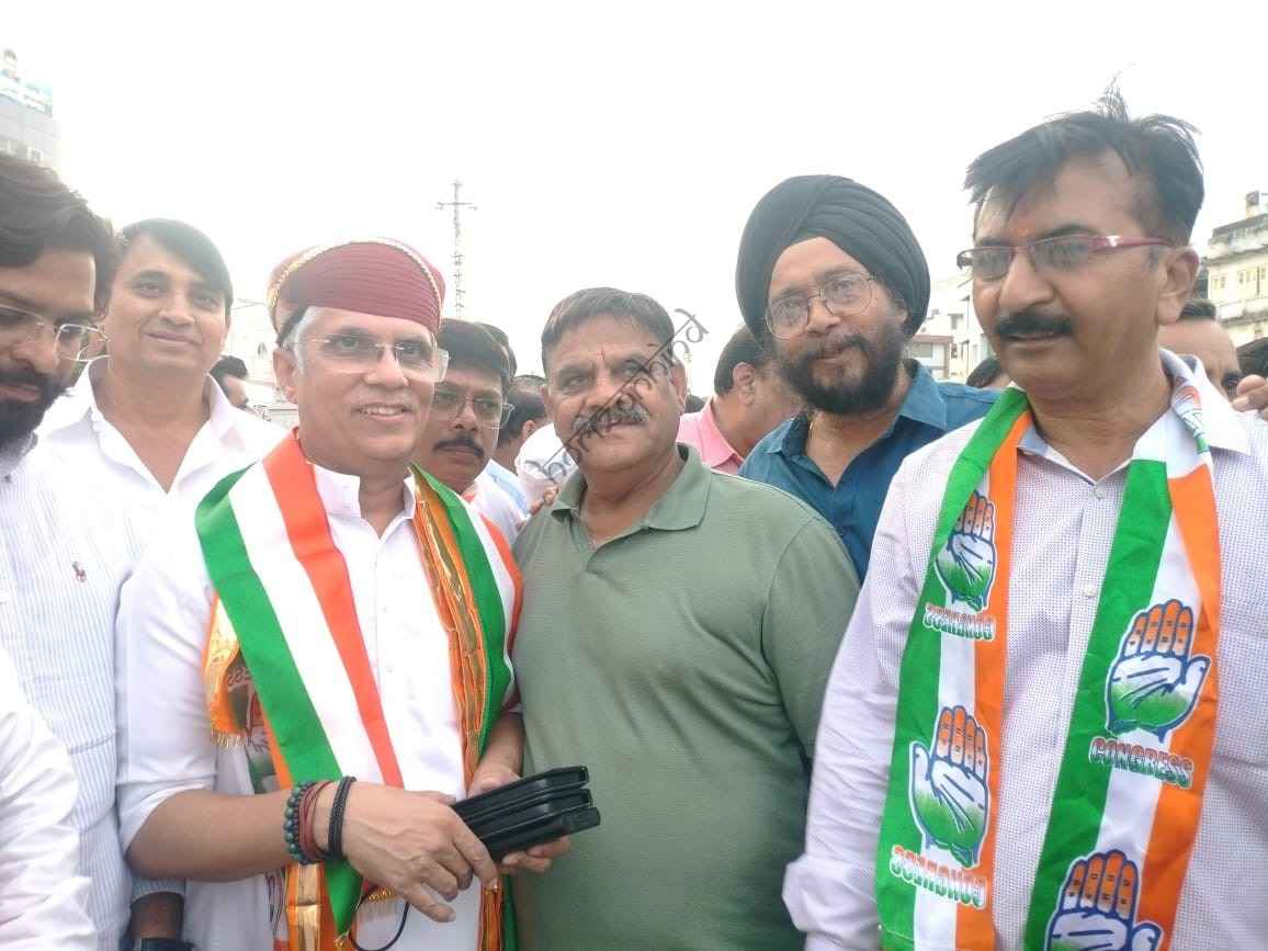 उदयपुर न्यूज़: कांग्रेस का वोट चोरी के खिलाफ हस्ताक्षर अभियान, पवन खेड़ा ने निकाली रैली