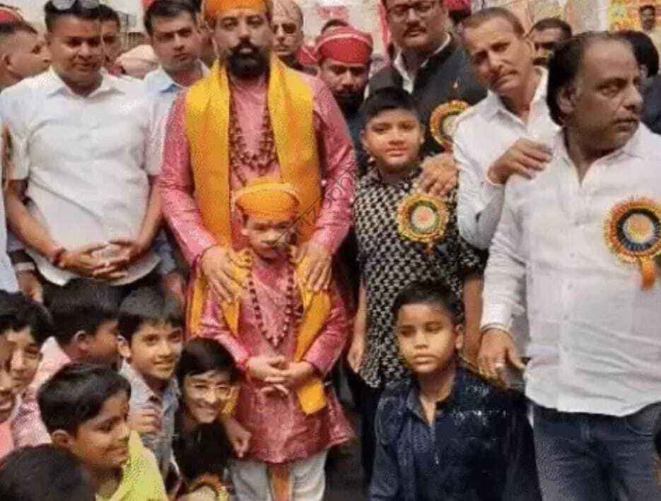उदयपुर न्यूज़: शाही लवाजमे के साथ 460 साल पुराने महालक्ष्मी मंदिर पहुंचे लक्ष्यराज, परिवार सहित किया पूजन