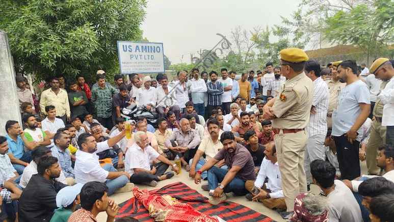 उदयपुर न्यूज़: युवती की मौत पर हंगामा, दूषित पानी का आरोप, ग्रामीणों ने एसडीएम को दी बोतल, कहा- पानी पीकर दिखाइए