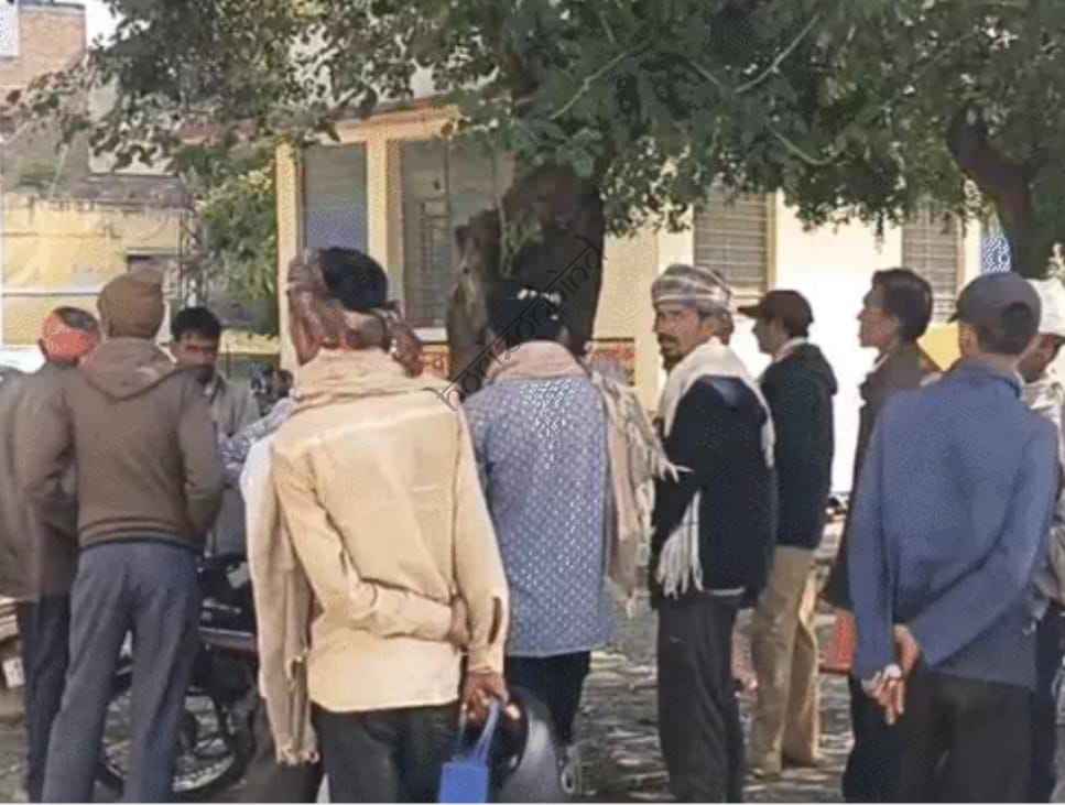 उदयपुर न्यूज़: कांस्टेबल के धमकाने के बाद युवक ने लगाई फांसी, चौकी इंचार्ज पर आरोप- नशे में मृतक के घर पहुंचा