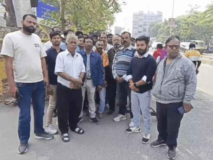 उदयपुर न्यूज़: आरटीओ और पुलिस चालान के खिलाफ ऑटो-वैन ड्राइवर्स का प्रदर्शन