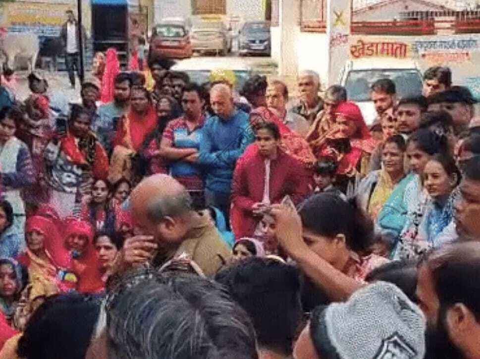 उदयपुर न्यूज़: REEL बनाने वाले डॉक्टर के APO पर ग्रामीणों का फूटा गुस्सा, आरोपी डॉक्टर नेताओं पर भड़के 
