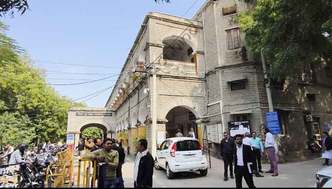 उदयपुर न्यूज़: कोर्ट परिसर में वकीलों का जबरदस्त प्रदर्शन, डीएसपी की गाड़ी का घेराव