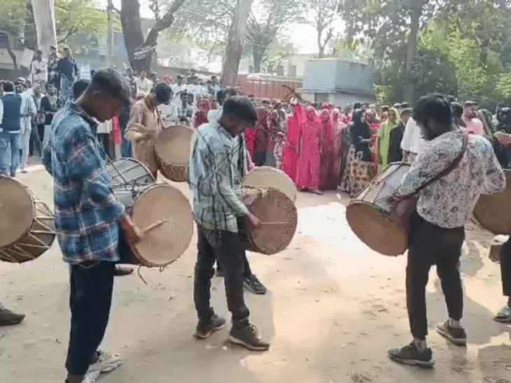 उदयपुर न्यूज़: आदिवासियों ने ढोल बजाकर जताया विरोध, कहा- नहीं चाहिए बांध, राज्यपाल को ज्ञापन