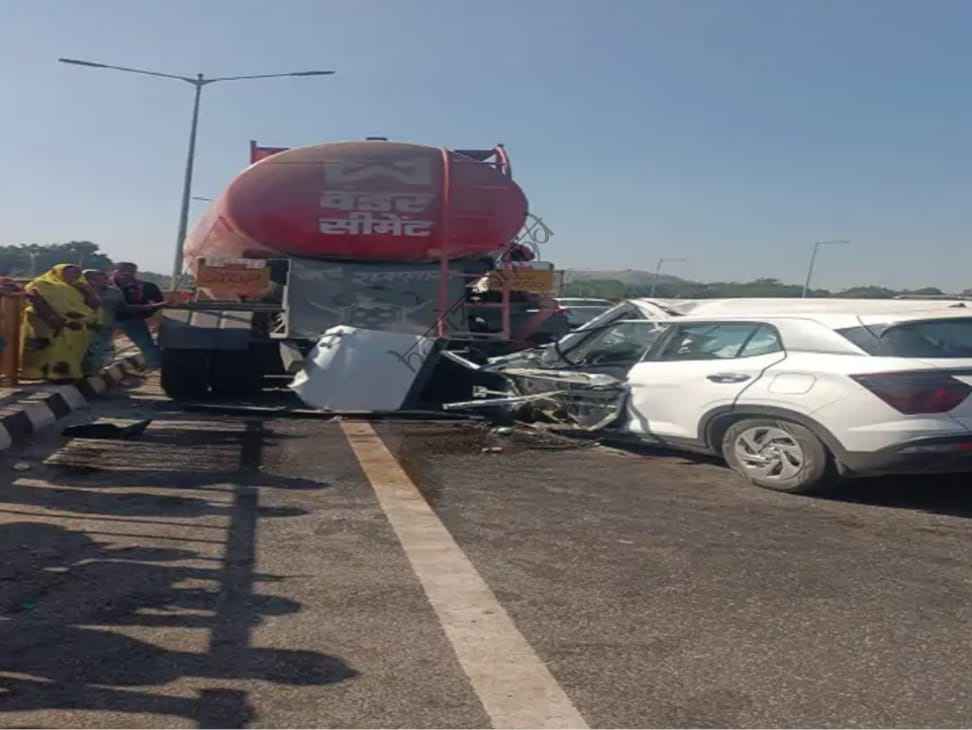 उदयपुर न्यूज़: कार खड़े ट्रक से टकराई, युवक की मौत, 2 बच्चों सहित 5 घायल