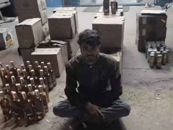 उदयपुर न्यूज़: पुलिस ने टक्कर मारकर भाग रहा तस्कर पकड़ा, 5 लाख की शराब बरामद