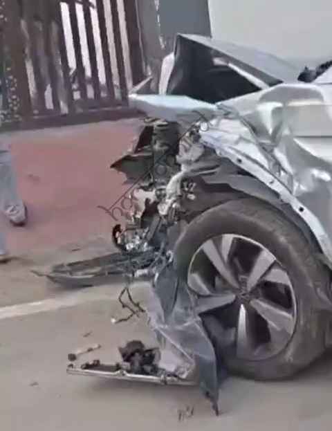 उदयपुर न्यूज़: तेज रफ्तार कार का तांडव : घर में घुसी, गेट टूटे और शराब की बोतलें बरामद