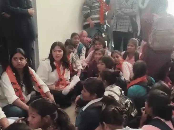 उदयपुर न्यूज़: ‘चलो बीमारी हटो!’—छात्राओं की नाराजगी ने कॉलेज का माहौल किया गर्म