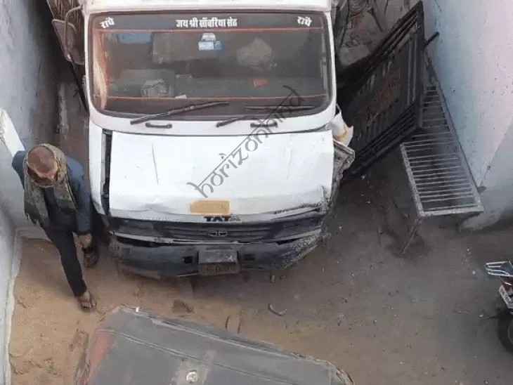 उदयपुर न्यूज़: मिनी ट्रक ने फाटक तोड़कर घर में बनाई एंट्री, बड़ा हादसा टला