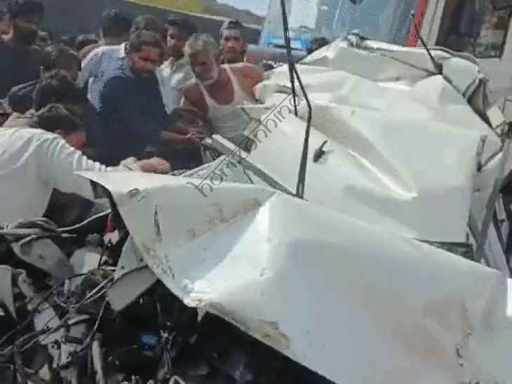 उदयपुर न्यूज़: भीषण हादसा: 2 वाहनों के बीच फंसी कार, 5 लोग घायल