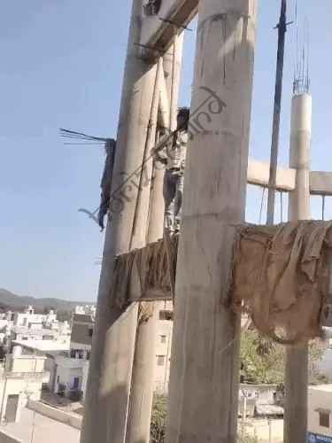 उदयपुर न्यूज़: ऊंचाई पर मौत का खतरा : निर्माणाधीन टंकी गिरी, मजदूर 2 घंटे हवा में फंसा