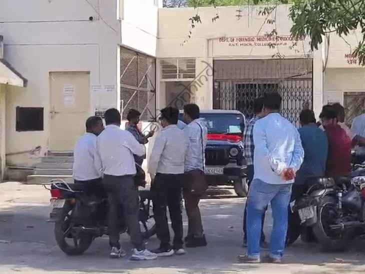 उदयपुर न्यूज़: खेलते-खेलते मौत: स्कूल में अचानक गिरा पोल… 8 साल के मासूम की जिंदगी खत्म