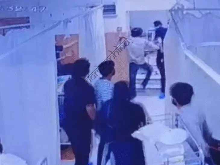 उदयपुर न्यूज़: ICU में मौत के बाद बवाल: पत्नी की मौत पर पति ने सरिया उठाया, डॉक्टरों पर हमला करने दौड़ा