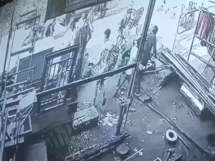 उदयपुर न्यूज़: बाइक हटाने को लेकर पिता-पुत्र पर पत्थर और हथौड़ों से हमला