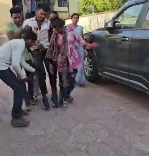 उदयपुर न्यूज़: बाइक दुर्घटना: शराब दुकान के बाहर भाई-बहन घायल, अस्पताल में नहीं मिला स्टाफ