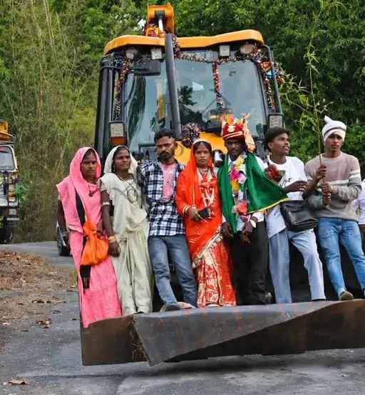 उदयपुर न्यूज़: जेसीबी से दुल्हन घर लाया दूल्हा, बोला- सपना पूरा हुआ, पहले से प्लान बनाया था