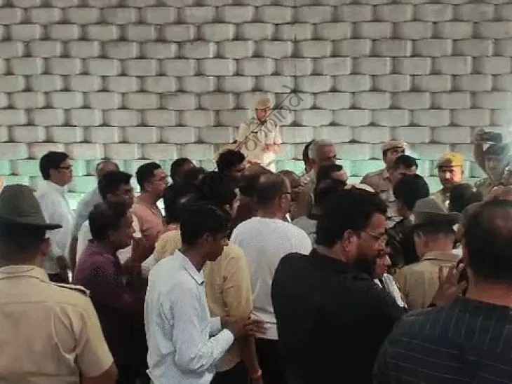 उदयपुर न्यूज़: इलाज में लापरवाही का आरोप, प्राइवेट हॉस्पिटल में मरीज के परिजनों का हंगामा और तोड़फोड़