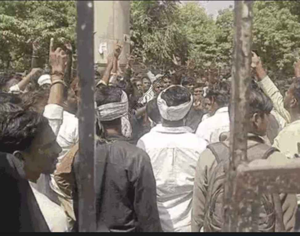 उदयपुर न्यूज़: गवरी को 'पाखंड' बताने पर भड़का आदिवासी समाज, कलेक्ट्री पर प्रदर्शन