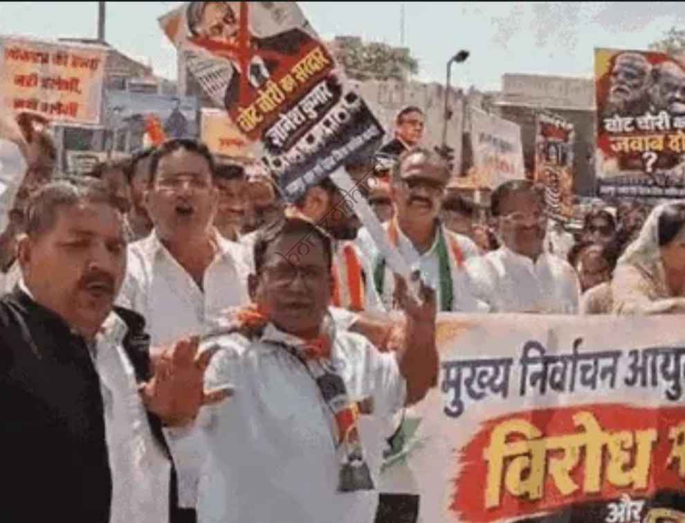 उदयपुर न्यूज़: कलेक्ट्रेट पर गरमाया ‘वोट चोरी’ का मुद्दा: बैरिकेड्स पर चढ़े कांग्रेसी, CEC का पुतला फूंका