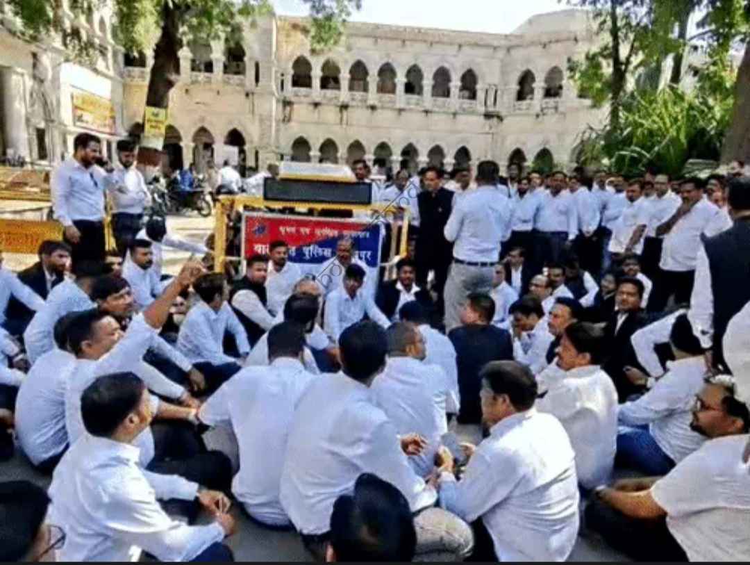 उदयपुर न्यूज़: पुलिस के खिलाफ वकीलों का मोर्चा, कलेक्ट्रेट में सुंदरकांड का पाठ: सवीना CI को हटाने की मांग पर अड़े