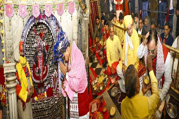राजस्थान न्यूज़: गुरु पूर्णिमा पर पूंछरी का लौठा पहुंचे मुख्यमंत्री भजनलाल शर्मा, सपत्नीक किया श्रीनाथ जी का अभिषेक