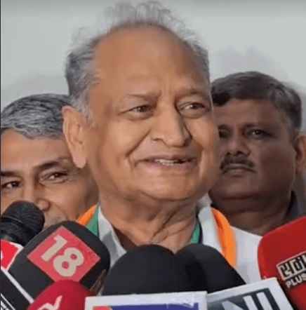 राजस्थान न्यूज़: राजस्थान यूनिवर्सिटी में छात्रसंघ चुनाव की मांग को लेकर अनूठा प्रदर्शन, गहलोत ने किया समर्थन
