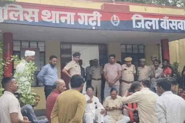 राजस्थान न्यूज़: भाजपा विधायक कैलाश मीणा का गढ़ी थाने में धरना, डीएसपी से बोले-हाथ जोड़ता हूं,पैर पकड़ता हूं, पुलिस पर भूमाफिया को संरक्षण देने का आरोप
