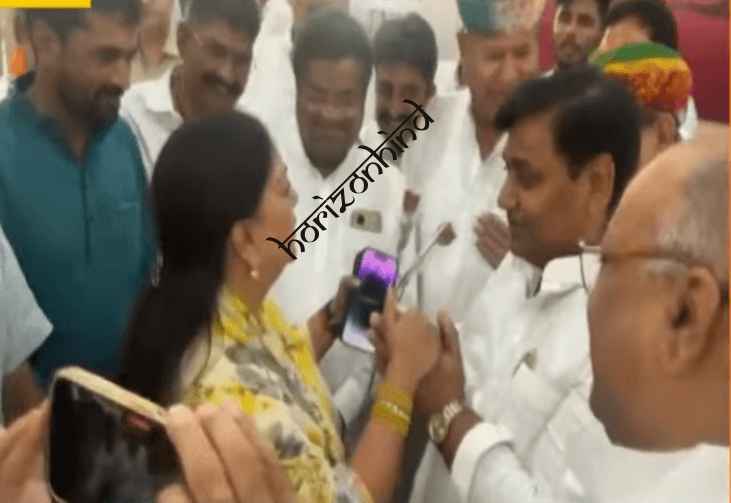 राजस्थान न्यूज़: बीकानेर नाल एयरपोर्ट पर वसुंधरा राजे और गोविंद डोटासरा की मुलाकात: कांग्रेस और भाजपा के विधायकों की मौजूदगी से सियासी हलचल तेज