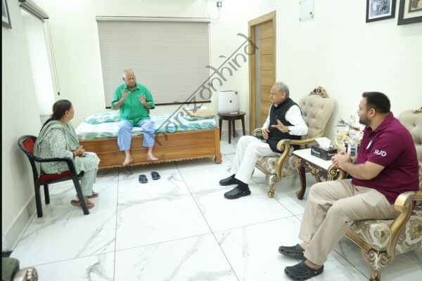 राष्ट्रीय न्यूज़: बिहार चुनाव से पहले महागठबंधन में खींचतान: सीट शेयरिंग पर मतभेद सुलझाने पटना पहुंचे अशोक गहलोत, लालू-तेजस्वी से एक घंटे तक बातचीत