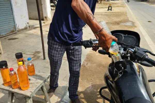 राष्ट्रीय न्यूज़: हरियाणा से सस्ता पेट्रोल-डीजल: अलवर जिले के लोग 2 किमी दूर जाकर भरवा रहे टैंक, तस्करी बढ़ी, सरकार को करोड़ों का नुकसान