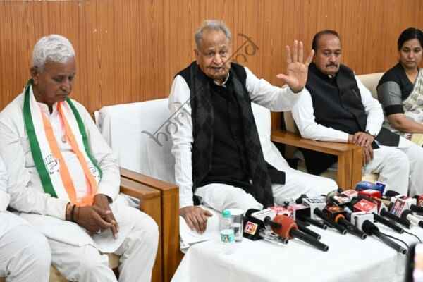 राजस्थान न्यूज़: पूर्व मुख्यमंत्री अशोक गहलोत का सरकार पर हमला: हमारे समय के प्रोजेक्ट ठप, स्वास्थ्य सुविधाएं बदहाल, हो रही आपराधिक लापरवाही