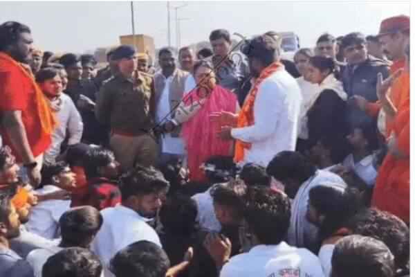 राजस्थान न्यूज़: कोटा में हैंगिंग ब्रिज पर वसुंधरा राजे का काफिला रोका, गोरक्षकों ने मृत गायों के निस्तारण को लेकर जताया विरोध