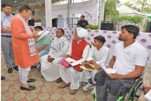 राजस्थान न्यूज़: मुख्यमंत्री भजनलाल शर्मा ने जनसुनवाई में सुनी लोगों की समस्याएं, अधिकारियों को दिए त्वरित समाधान के निर्देश