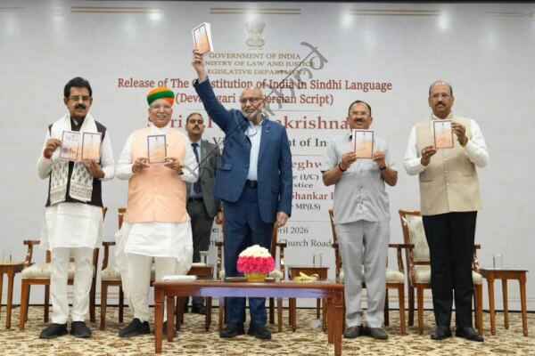 राष्ट्रीय न्यूज़: उपराष्ट्रपति ने किया सिंधी भाषा दिवस पर संविधान का विमोचन, देवनानी का बड़ा बयान– एक दिन सिंध भारत का हिस्सा बन सकता है