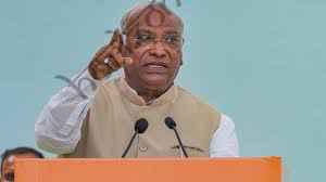 राष्ट्रीय न्यूज़: कांग्रेस अध्यक्ष खड़गे के बयान पर राजनीतिक विवाद तेज : आतंकवादी टिप्पणी पर दी सफाई, भाजपा ने जताई कड़ी आपत्ति, माफी की मांग