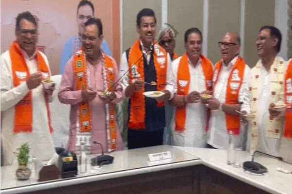 राजस्थान न्यूज़: बंगाल जीत पर जयपुर में भाजपा का जश्न, मुख्यमंत्री भजनलाल शर्मा के साथ नेताओं ने खाई झालमुड़ी