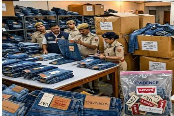 राष्ट्रीय न्यूज़: दिल्ली में नकली ब्रांडेड जींस फैक्ट्री का भंडाफोड़, हजारों नकली लेबल और मशीनें जब्त