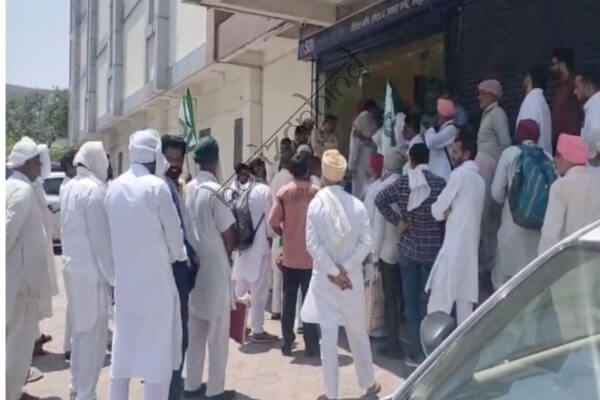 राजस्थान न्यूज़: SARB SBI जयपुर कार्यालय के बाहर किसानों का प्रदर्शन, लोक अदालत में भाग नहीं लेने पर जताया विरोध