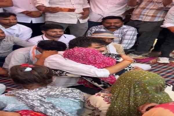राजस्थान न्यूज़: NEET पेपर लीक प्रकरण: प्रदीप मेघवाल के परिवार से मिले एनएसयूआई के राष्ट्रीय अध्यक्ष विनोद जाखड़, ₹11 लाख की आर्थिक सहायता दी