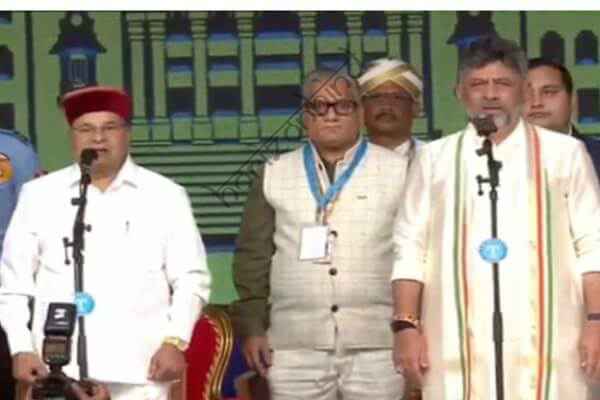 राष्ट्रीय न्यूज़: डीके शिवकुमार बने कर्नाटक के 24 वें मुख्यमंत्री, संविधान हाथ में लेकर ली शपथ