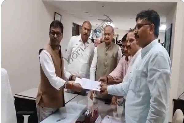 राजस्थान न्यूज़: कांग्रेस प्रत्याशी नीरज डांगी ने राज्यसभा चुनाव के लिए नामांकन दाखिल किया, गहलोत, डोटासरा, जूली और रफीक खान रहे मौजूद