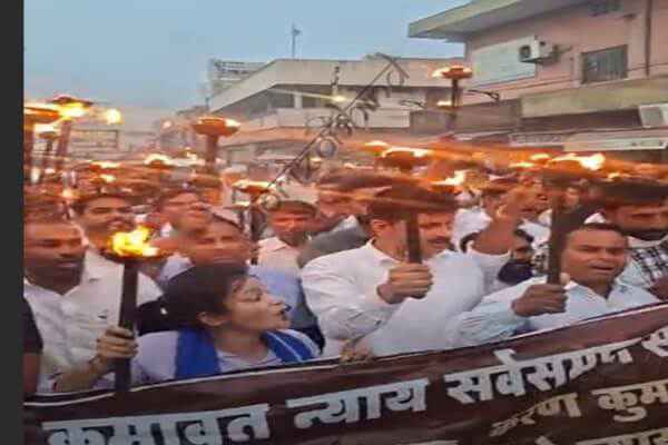 राजस्थान न्यूज़: करण कुमावत हमले के आरोपियों की गिरफ्तारी की मांग तेज, निकाला मशाल जुलूस, सीकर में धरना जारी