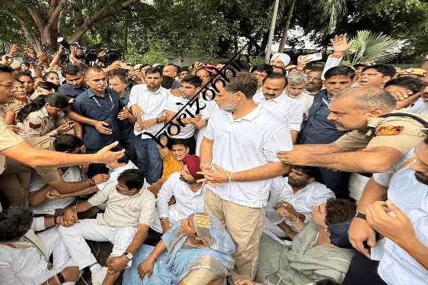 राष्ट्रीय न्यूज़: पीएम आवास के पास तीन घंटे चला कांग्रेस का धरना, राहुल गांधी, प्रियंका और खड़गे हिरासत में, पुलिस उठाकर ले गई